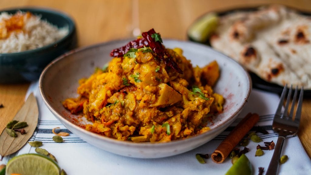 Aloo Gobi servi avec riz basmati et pain naan