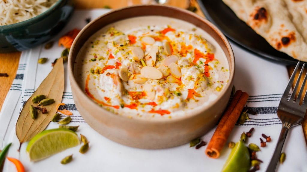 Malai Kofta dans une sauce crémeuse épicée, accompagné de riz basmati et de pain naan.